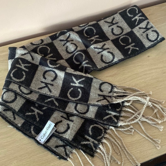Perfect condition Calvin Klein scarf - Picture 1 of 3